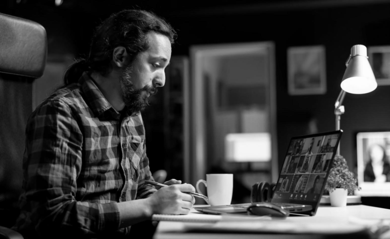 Estudiantes trabajando en optimización web